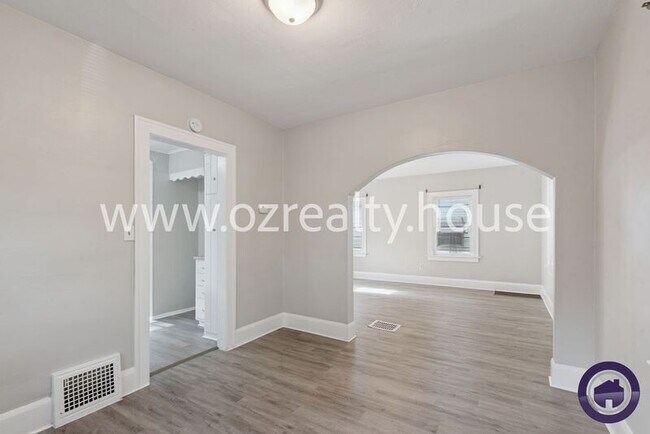 Building Photo - 1735 Roosevelt Cir