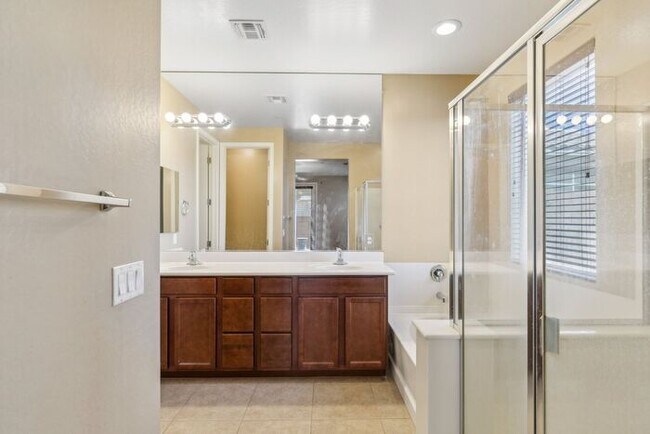 Building Photo - Welcome to this Charming 5 bedroom, 3.5 ba...