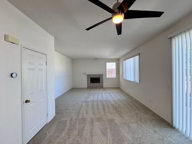 Building Photo - Beautiful 3 Bedroom two story South Temecu...