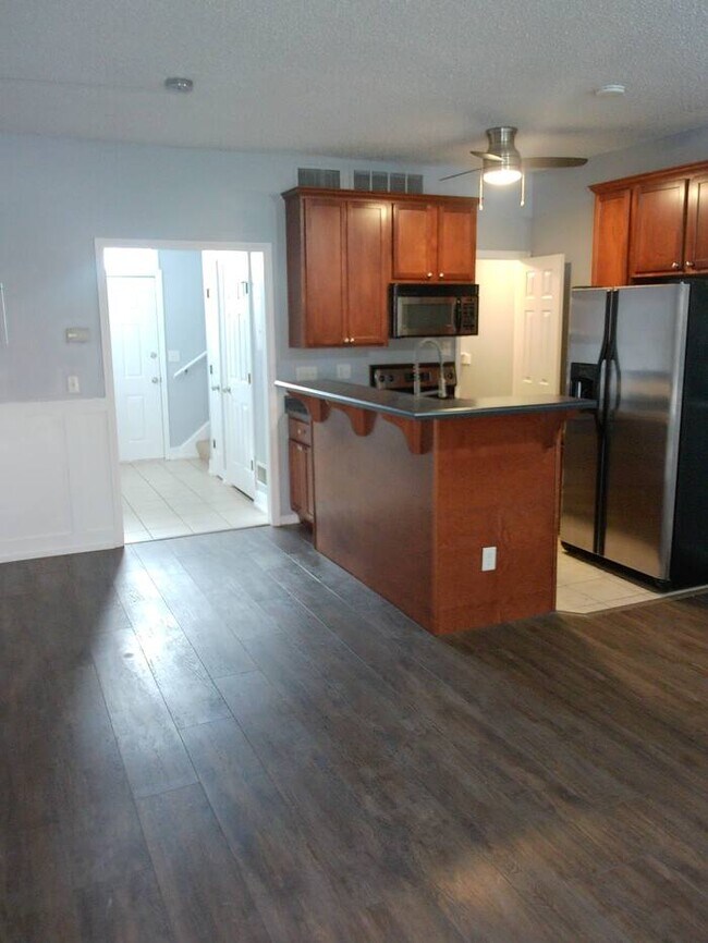 Building Photo - MOVE IN SPECIAL - Great Location near KU and Westport! Adorable CONDO for RENT NOW!