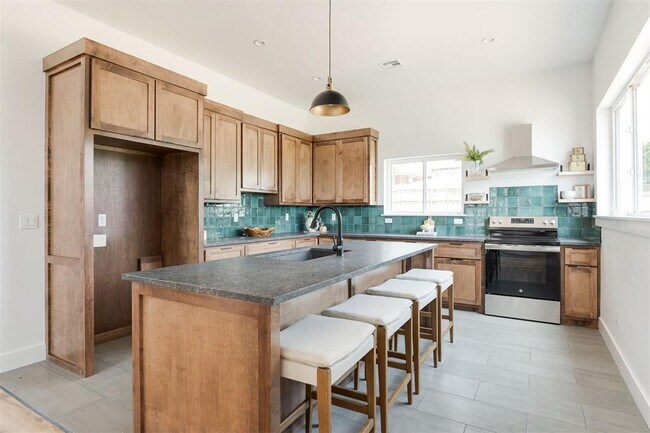 Building Photo - 1005 N Kelham Ave