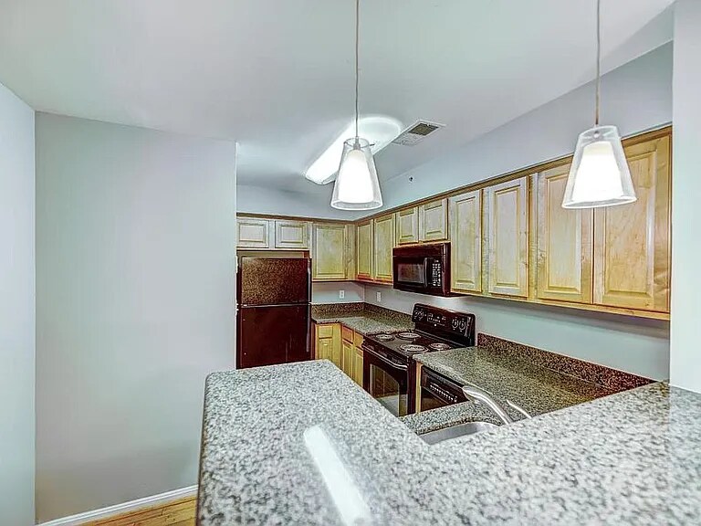 Building Photo - 3176 Summit Square Dr