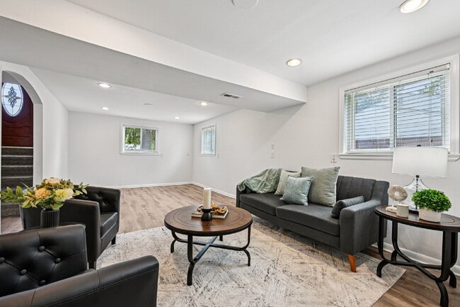 Building Photo - Welcome to this spacious 3+ bed, 2-bath bi-level home in Arvada - Available Now!