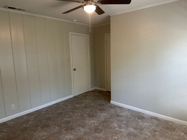 Building Photo - 3 Bedroom Home with Large Backyard near An...