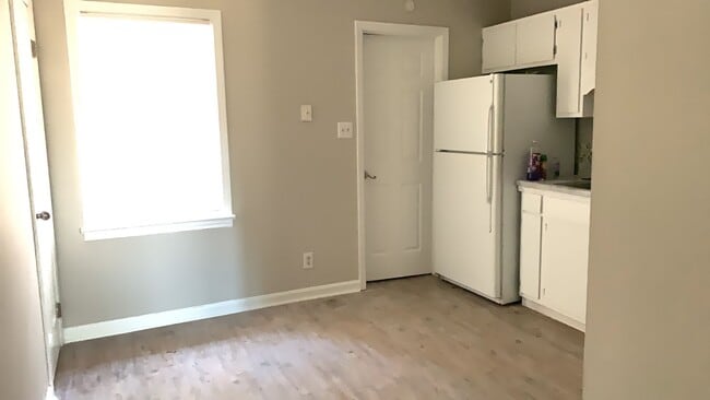 Building Photo - 2 bedroom 1 bath duplex