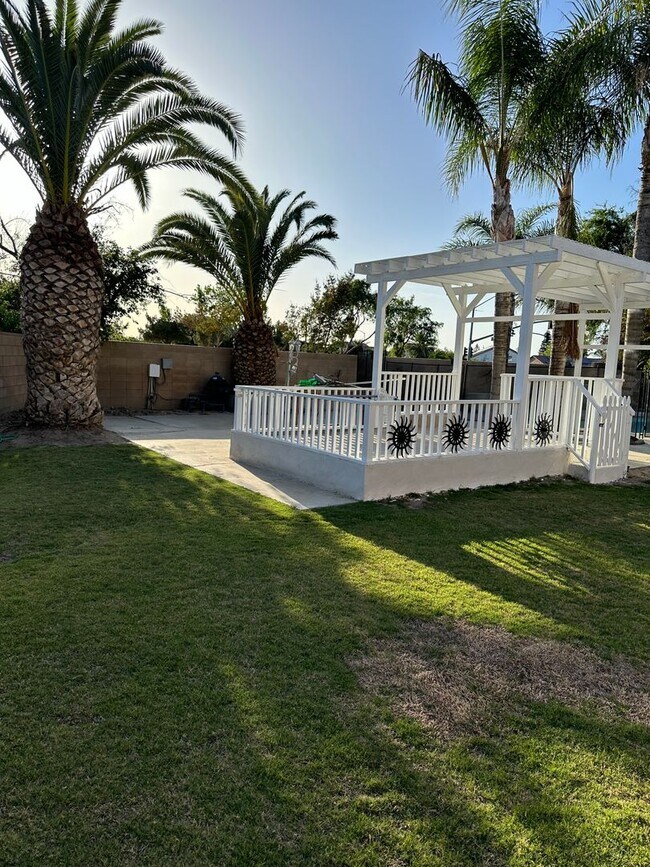 Building Photo - Two story home in Bakersfield