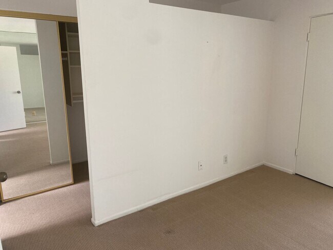 Building Photo - 3884 Fredonia Dr