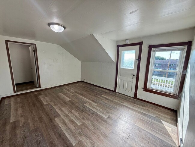 Building Photo - 1305 Merrill Ave