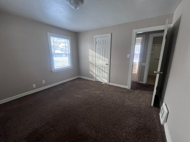 Building Photo - 4518 South Park Dr. - Updated Three Bedroo...