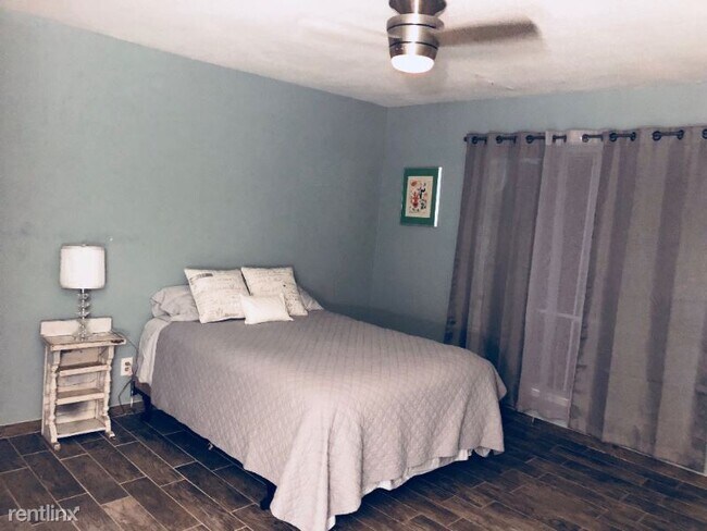 Building Photo - 2220-2238 S Piney Point Rd