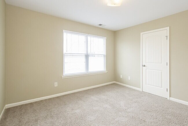 Building Photo - 520 Hill Crest Cir