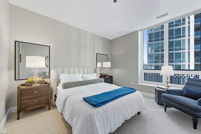 Building Photo - 10 E Delaware Pl