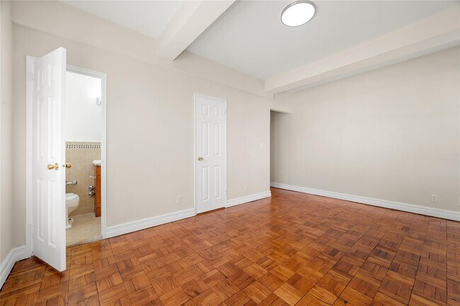 Building Photo - 3 Sadore Ln