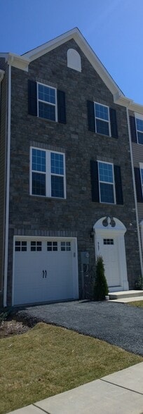 Exterior Front - 987 Brechin Lane