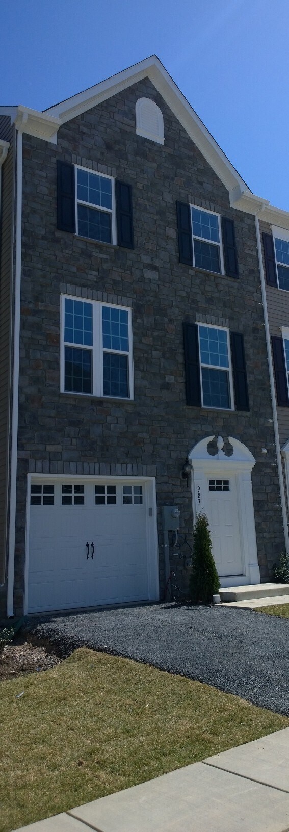 Exterior Front - 987 Brechin Lane