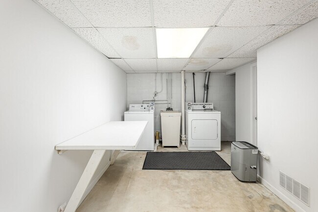 Building Photo - 1301 Springfield Dr