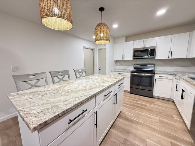 Building Photo - IMG Golf Course 2/2 Condo at Valencia Gard...