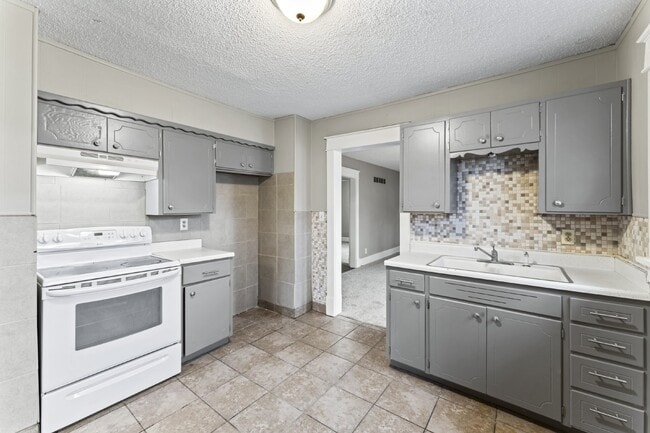 Building Photo - COMING SOON!! Charming 2-Bedroom Haven in Kansas City Northland!