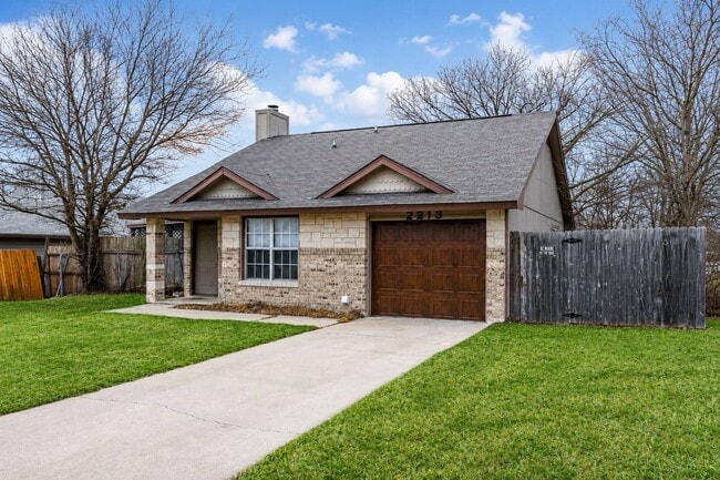 Building Photo - 2213 Dickens Dr
