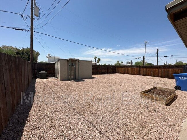 Building Photo - 1501 E Palm Ln