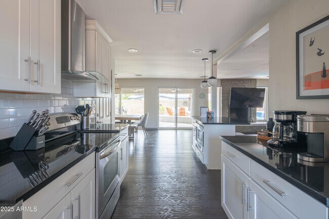 Building Photo - 2101 N 70th Pl