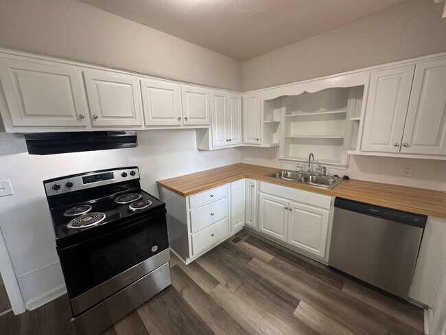 Building Photo - Move in Special!!!! 3/1 Home with bonus room!