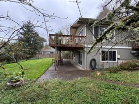 Building Photo - 8020 SW Sorrento Rd