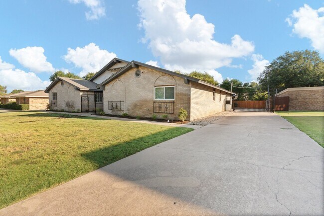 Building Photo - Gorman Dr
