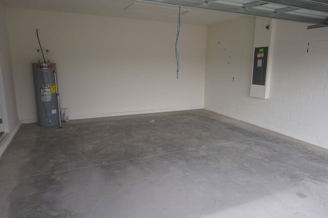 Building Photo - Newer Home 3/2 Steps from Champions Gate