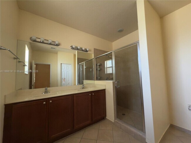 Building Photo - 14728 SW 25th Ln