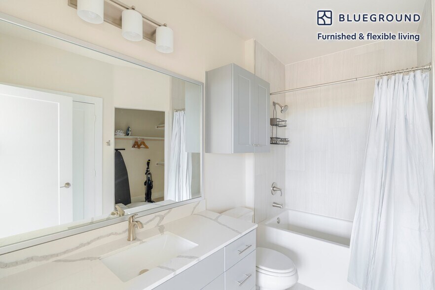 Building Photo - 1501 W Howard Ln