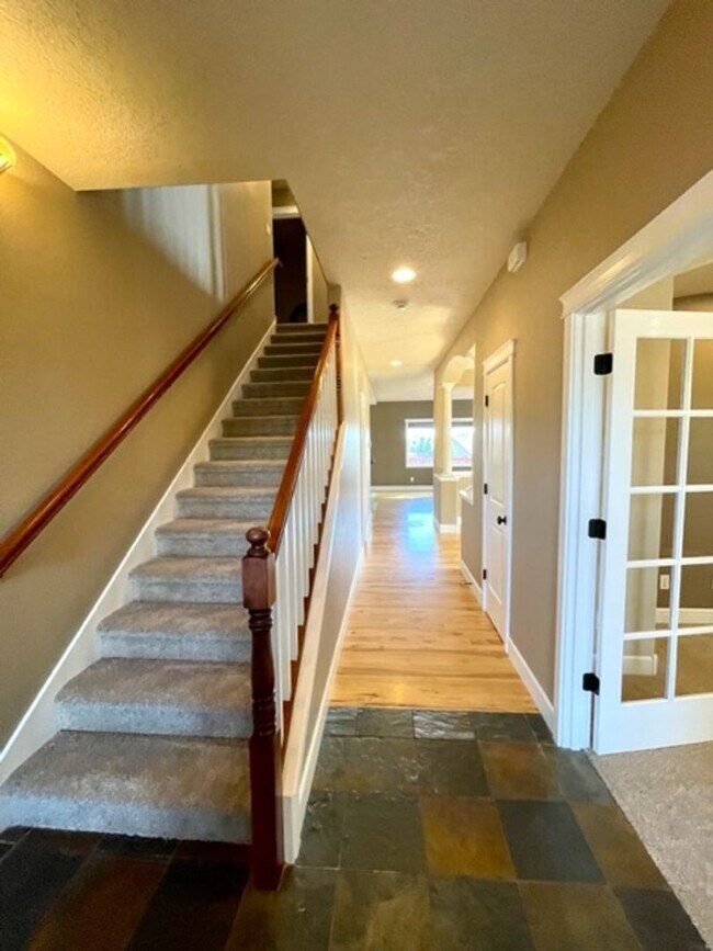 Building Photo - Gorgeous 3 bedroom spacious home in NE Ben...