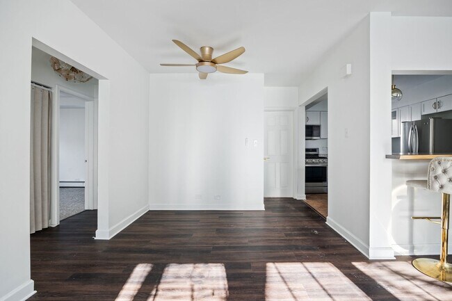 Building Photo - 7536 N Ridge Blvd