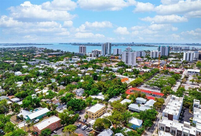 Building Photo - 325 Ohio Pl