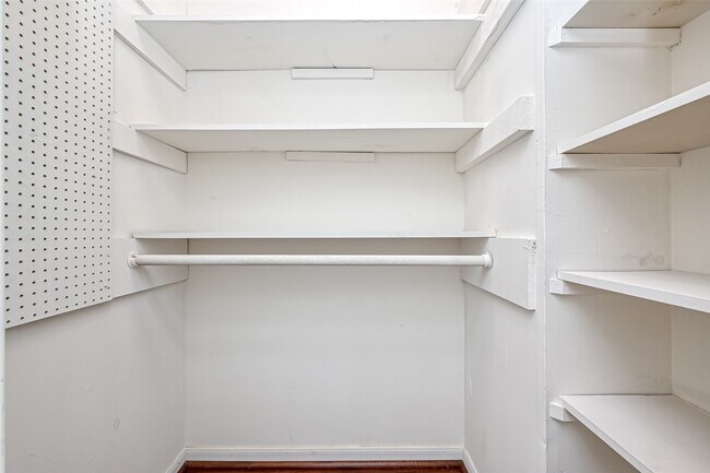 Building Photo - 10725 Boardwalk St