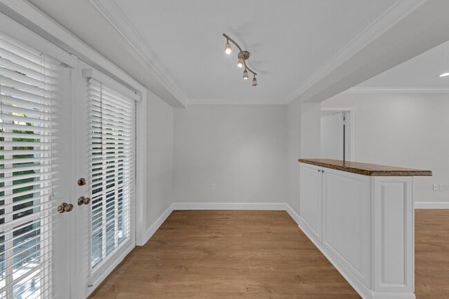 Building Photo - 900 NE 4th St