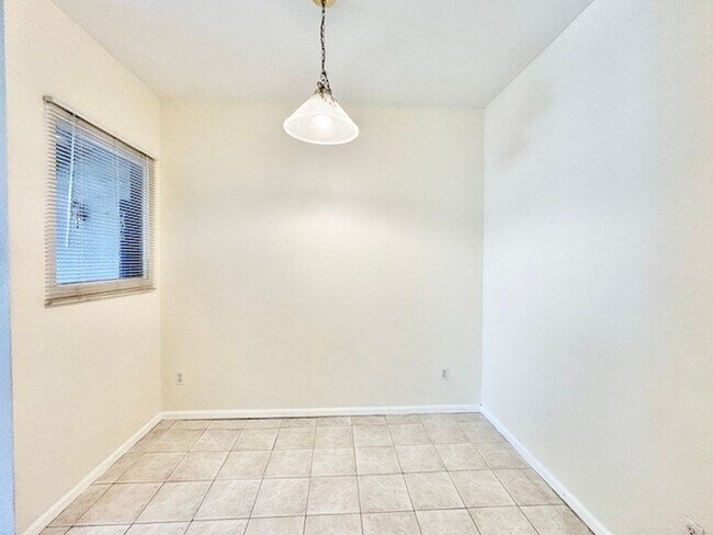 Building Photo - 6310 Oak St