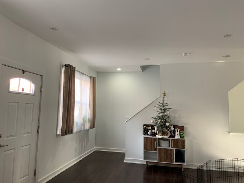 Building Photo - 2991 Livingston St