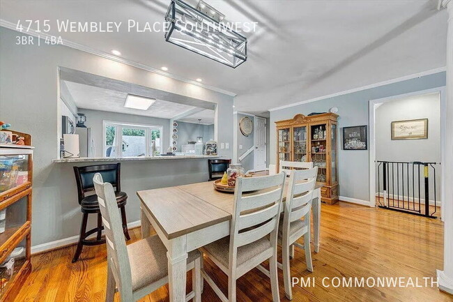 Building Photo - 4715 Wembley Pl SW