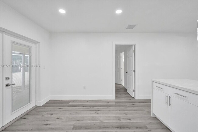 Building Photo - 101 SW 53rd Ave