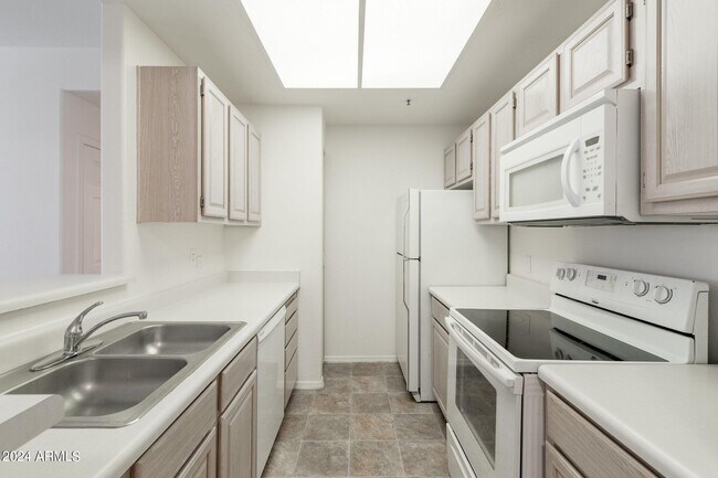 Building Photo - 11375 E Sahuaro Dr