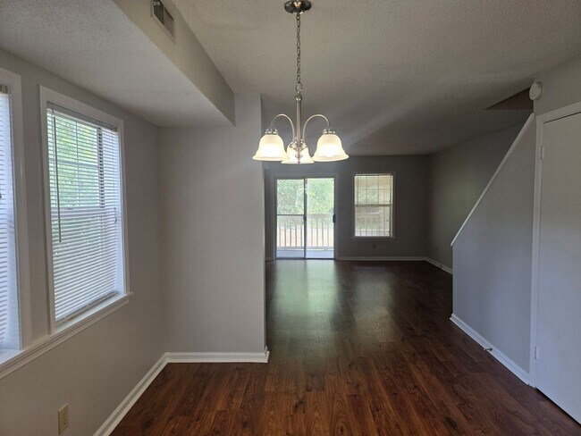 Building Photo - Convenient 2BR/2.5BA Condo in Chapel Hill