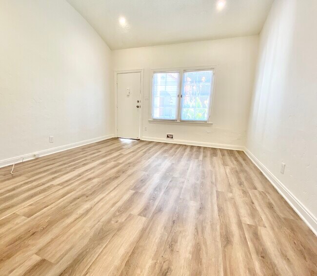 Building Photo - 840 N Alta Vista Blvd