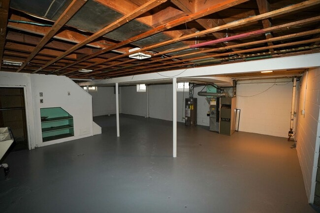 Building Photo - Update charming 3 bedroom bungalow