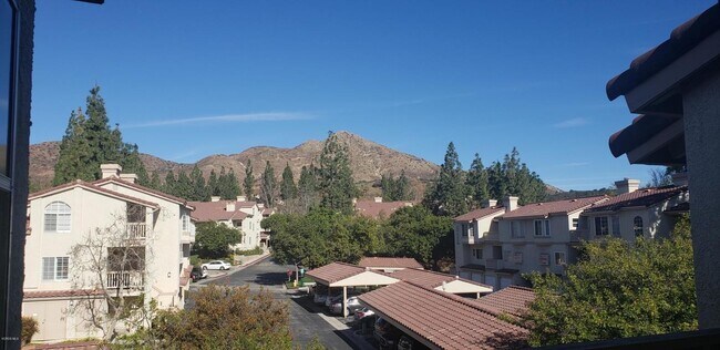 Building Photo - Beautiful 2 Bedroom, 2.5 Bath Townhome in ...