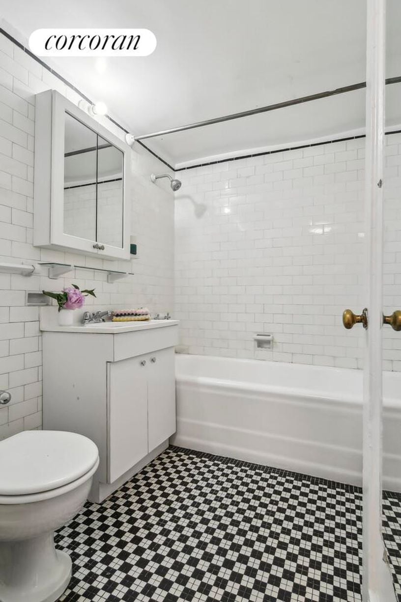 Building Photo - 200 W 16th St