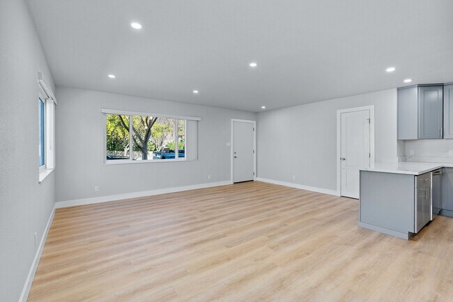 Building Photo - 1305-1321 Laurel Street