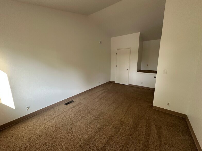 smaller bedroom - 1809 SE Harney St