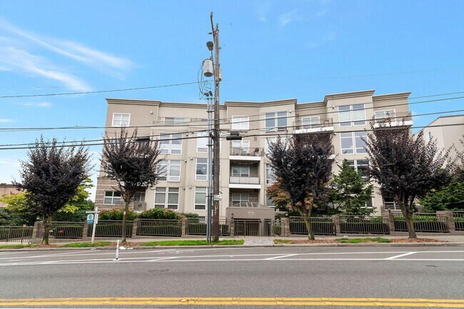 Building Photo - Amazing West Seattle 2 bedroom 2 bath W/S/...