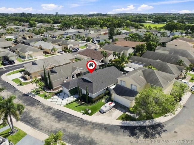 Building Photo - 372 W Riverbend Dr
